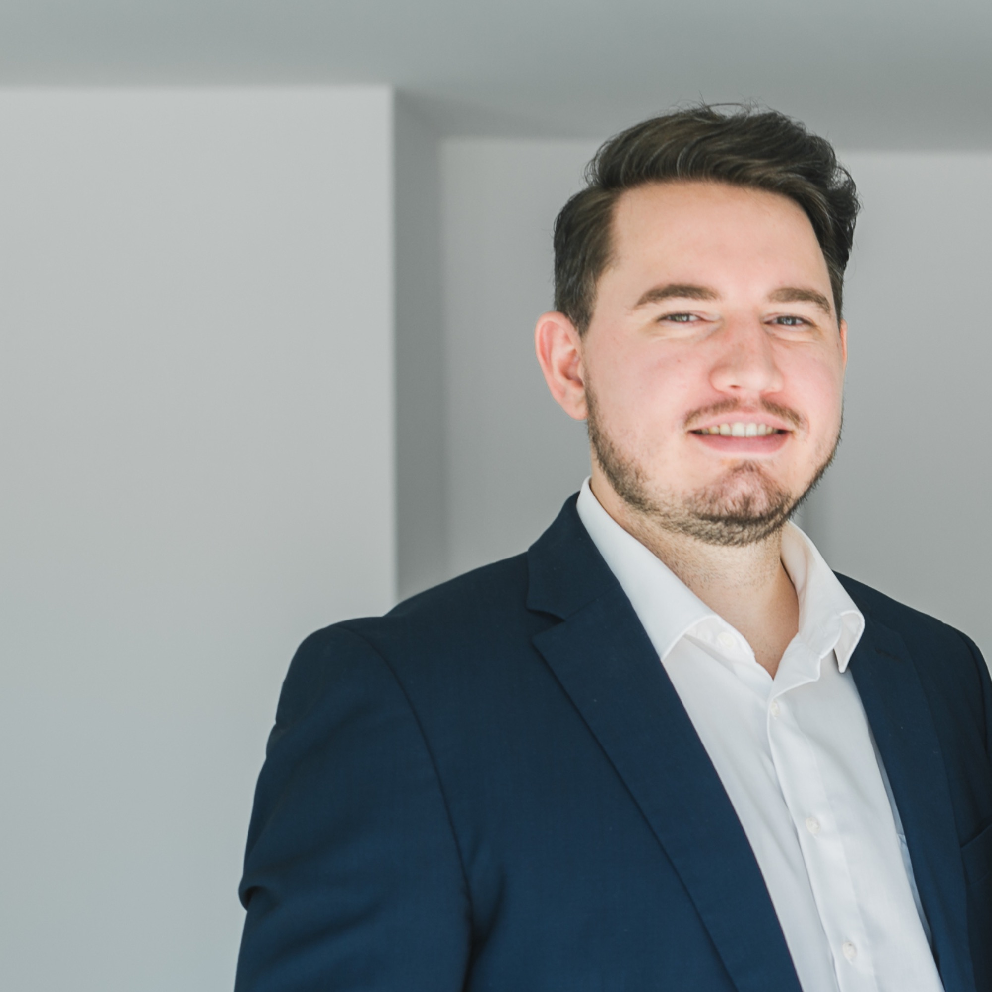 Andre Eberle ist SEO Freelancer und SEO-Berater bei Eberle Consulting. Er unterstützt Unternehmen dabei, ihre lokale und nationale Sichtbarkeit in Google, KI-Suchsystemen und digitalen Kanälen nachhaltig zu verbessern. Seine Schwerpunkte liegen in WordPress, SEO, Content-Marketing, AEO/GEO und Sichtbarkeit.