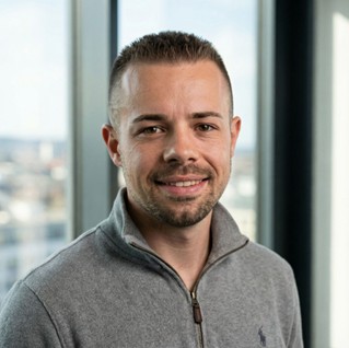 Software-Unternehmer Janik Deimann ist Gründer und Inhaber der Deimann Com GmbH. Das Unternehmen erwirbt, entwickelt und betreibt digitale Software-Produkte mit Fokus auf SaaS und datengetriebene B2B-Applikationen. Deimann Com arbeitet als bootstrapped, AI-first Operating Company: schlanke Strukturen, kein klassisches Team, operativer Betrieb über KI-Systeme und spezialisierte Experten in den jeweiligen Bereichen.